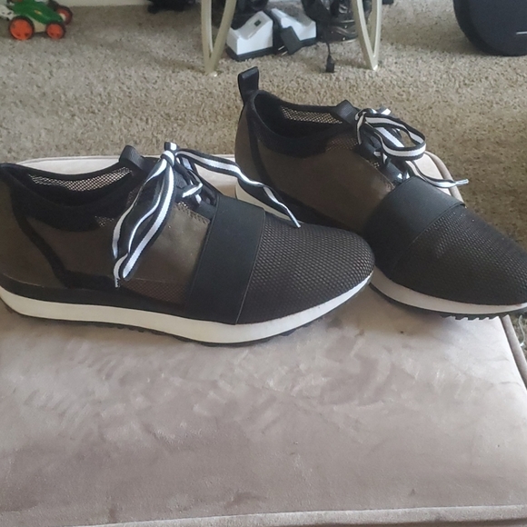 Sneakers - Picture 3 of 7